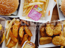 Cibi che fanno cadere i capelli: i grassi cibi che fanno cadere i capelli